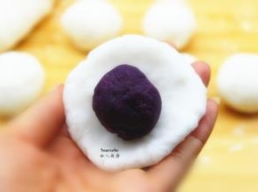 把小面团压薄，放入20克的紫薯馅；