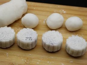 放入模具中，压出自己喜欢的图案；