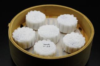 做的水晶紫薯饼胚，放入蒸锅中；