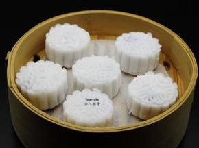 做的水晶紫薯饼胚，放入蒸锅中；