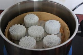 清水煮沸，，把蒸笼放入蒸架上，蒸8分钟即可。