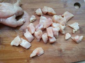 鸡胸肉洗净，切成丁。