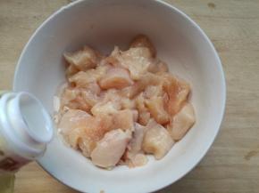 放入碗内，加入生抽1勺，料酒1勺，胡椒粉少许，搅拌均匀后，加入玉米淡粉，拌匀。