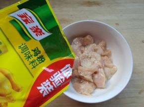 加入鸡粉，搅拌均匀后，加入1勺植物油封住鸡肉表面防止风干。