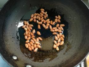 锅烧干，不等锅热倒入油适量，下花生米。