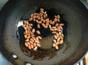 锅烧干，不等锅热倒入油适量，下花生米。