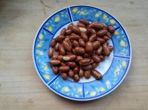 小火慢慢炒香，出锅装盘待用。