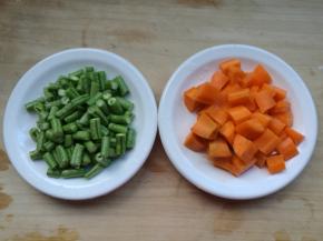 红萝卜、豇豆分别洗净，切成丁。