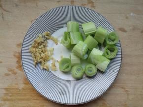 葱切丁，姜切沫。