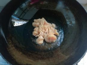 另起锅，锅热下油，鸡丁滑炒制九分熟盛出待用。