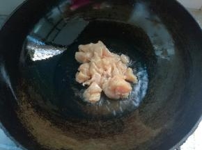 另起锅，锅热下油，鸡丁滑炒制九分熟盛出待用。