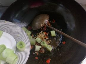 另起锅，倒入适量油，下葱姜爆香，下入郫县豆瓣酱和泡辣椒。