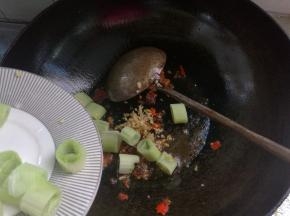 另起锅，倒入适量油，下葱姜爆香，下入郫县豆瓣酱和泡辣椒。