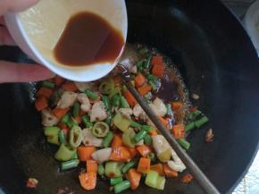 倒入兑好的碗汁，