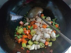 倒入鸡丁翻炒。