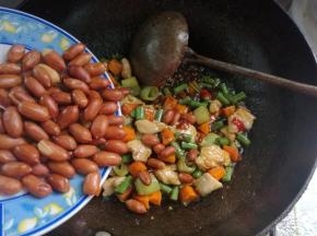 倒入花生米，翻炒均匀。