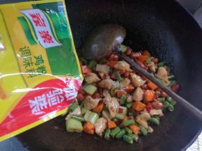 最后，放鸡粉少许，出锅装盘即可。