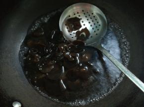 锅坐水，烧开，下入木耳焯熟。