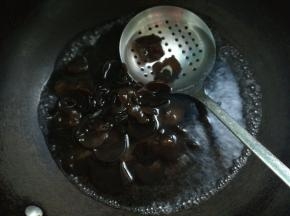 锅坐水，烧开，下入木耳焯熟。