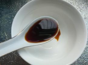 小碗内加入盐1小勺，生抽2勺、老抽半勺。