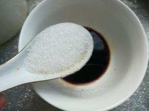 加入白糖1勺。