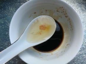 加蜂蜜1勺，搅拌均匀。