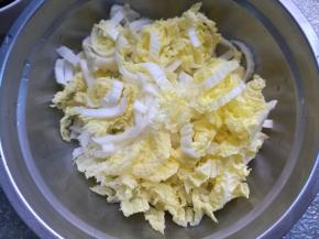 娃娃菜洗净晾干切成丝。