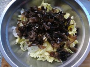 木耳也切成丝放盆内。