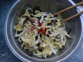 倒入调好的调味汁搅拌均匀即可。