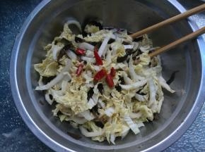 倒入调好的调味汁搅拌均匀即可。