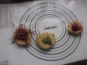 分成三份，分别加入抹茶粉，可可粉，红曲米粉。