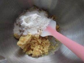 所有饼皮材料备用。