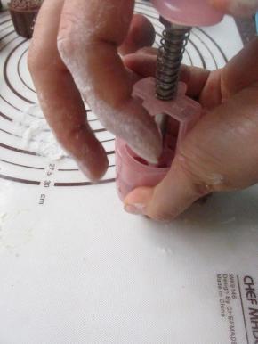 放入月饼模具。