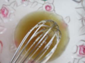 转化糖浆和玉米油，梘水一起拌匀。