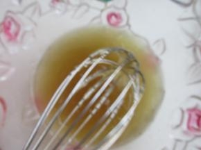 转化糖浆和玉米油，梘水一起拌匀。
