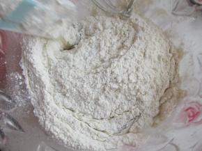 加入低筋粉用硅胶铲拌匀。