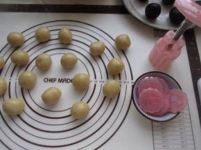 把面团按照一个20克称重团成球，月饼模具洗净擦干备用。