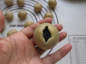 用虎口慢慢收紧。