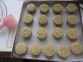 压到烤盘中，就完成月饼坯的制作。