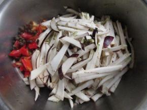 把茄子切丝，辣椒切丁。