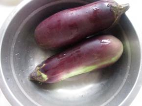 茄子洗净。