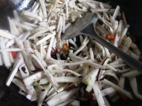 倒入茄子丝煸炒均匀。