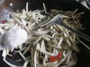 加入适量的盐。