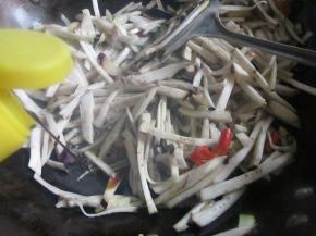 在倒入半勺生抽。