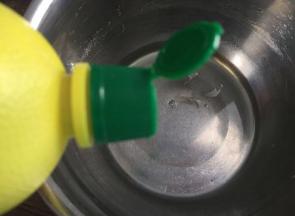 将蛋清加入柠檬汁打发，蛋白盆应无油无水