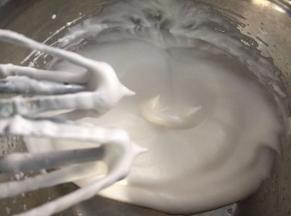 分三次加入白砂糖，打发至拉出打蛋头成尖角状，硬性发泡