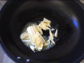 黄油放入锅中，开小火