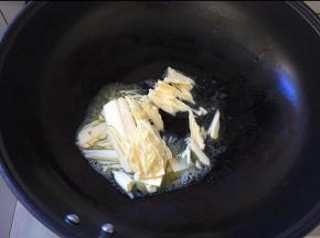 黄油放入锅中，开小火