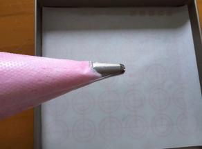 装入裱花袋，我用的是八齿裱花嘴