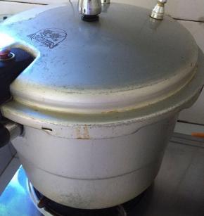 先将脱皮绿豆用水浸泡6小时以上，中途换几次水（忘记拍照了）然后放进高压锅中压30分钟，绿豆放盆里隔水压